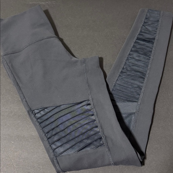 Alo Yoga High-Waist Moto Legging
W5494R Size S - Picture 14 of 14